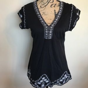 BCBG MaxAzria Black/white knit top embroidery trim